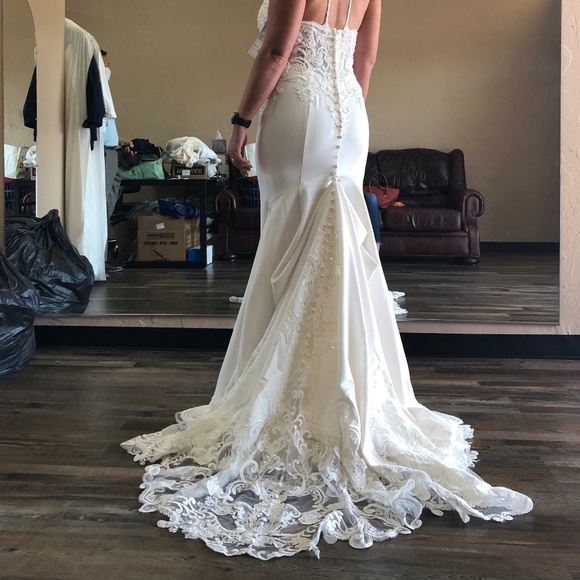 Stunning Pre-Owned Allure Bridals Wedding Gown - Ivory/Nude Lining, Size 10 - Picture 11 of 15